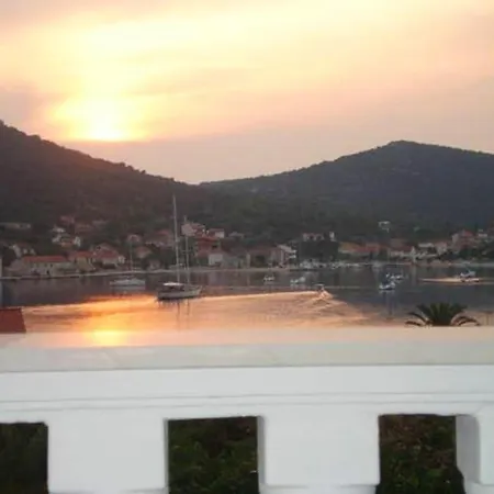 Charming In With Parking Included Vinišće