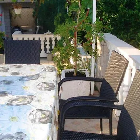 Charming In With Parking Included Vinišće