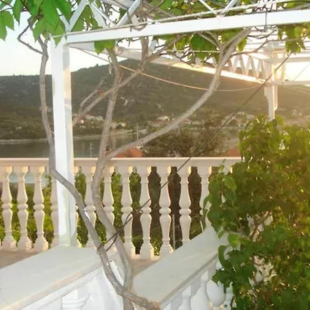 Apartman Charming In With Parking Included Vinišće