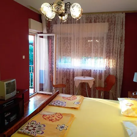 Charming In With Parking Included * Vinišće