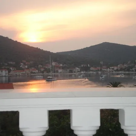 Charming In With Parking Included * Vinišće