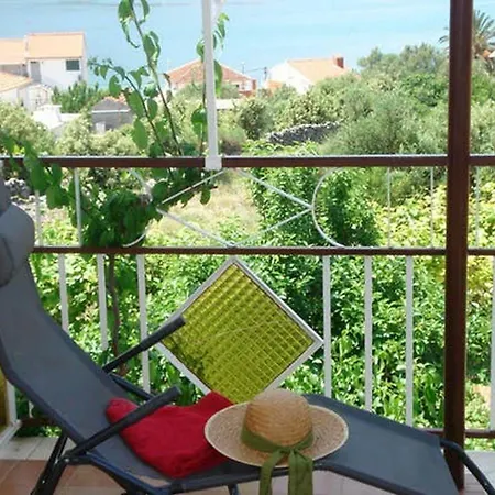 Charming In With Parking Included Vinišće