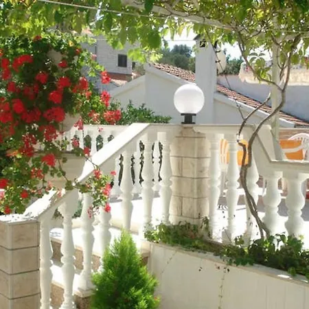 Charming In With Parking Included * Vinišće