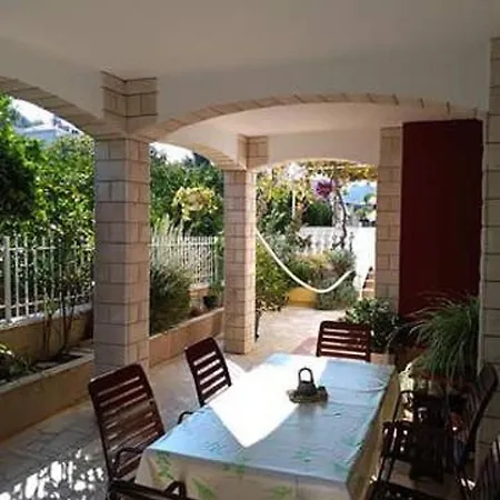 Charming In With Parking Included Apartament Vinišće
