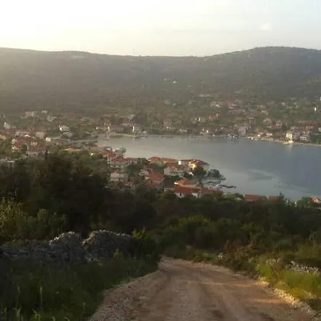 Charming In With Parking Included Vinišće