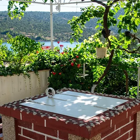 Charming In With Parking Included Vinišće