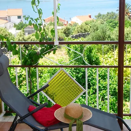 Charming In With Parking Included Apartament Vinišće