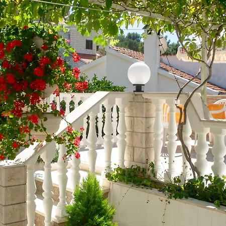 Charming In With Parking Included Vinišće