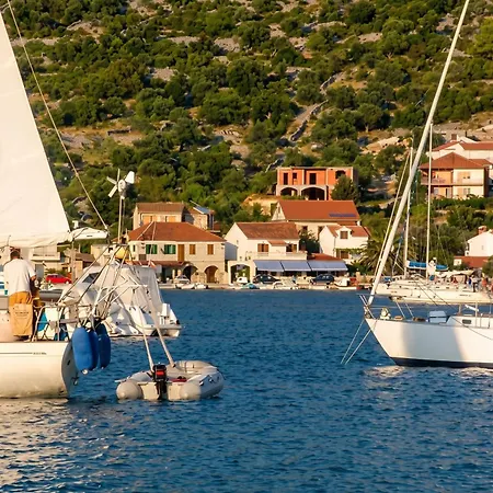 Charming In With Parking Included Apartament Vinišće