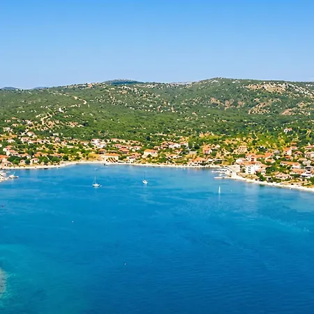 Charming In With Parking Included Apartament Vinišće
