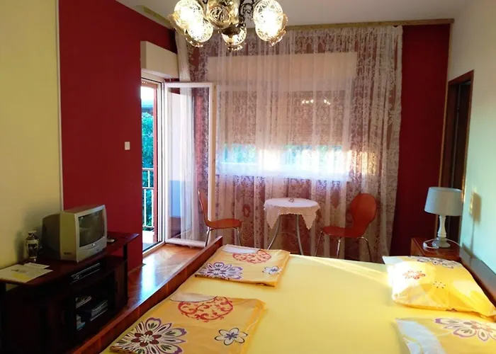 Charming In With Parking Included *