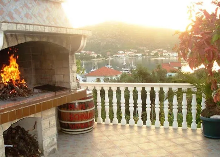 Charming In With Parking Included * Vinišće