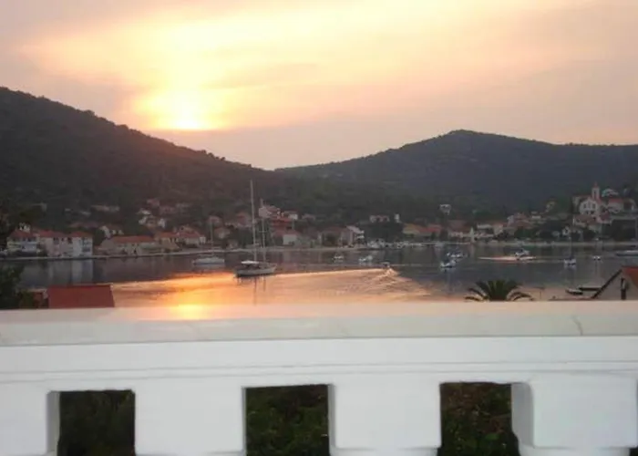Charming In With Parking Included Vinišće