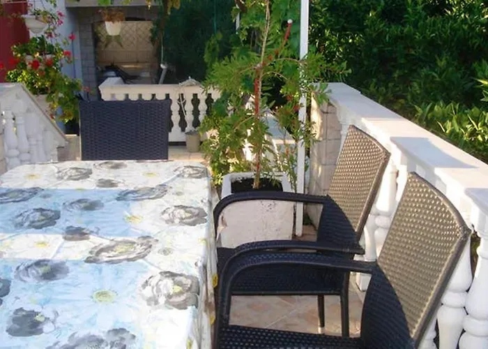 Charming In With Parking Included Vinišće