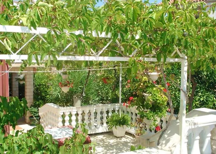 Charming In With Parking Included *