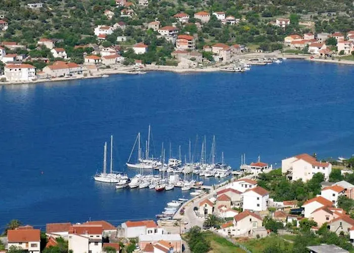 Charming In With Parking Included * Vinišće