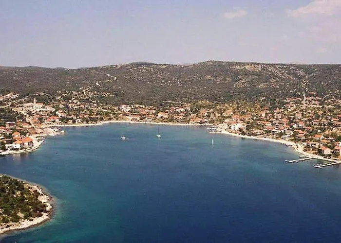 Charming In With Parking Included Vinišće